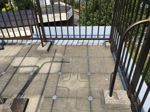 防水ブロックと手すり